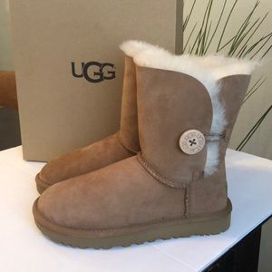 ✨New✨ UGG Bailey Button Short